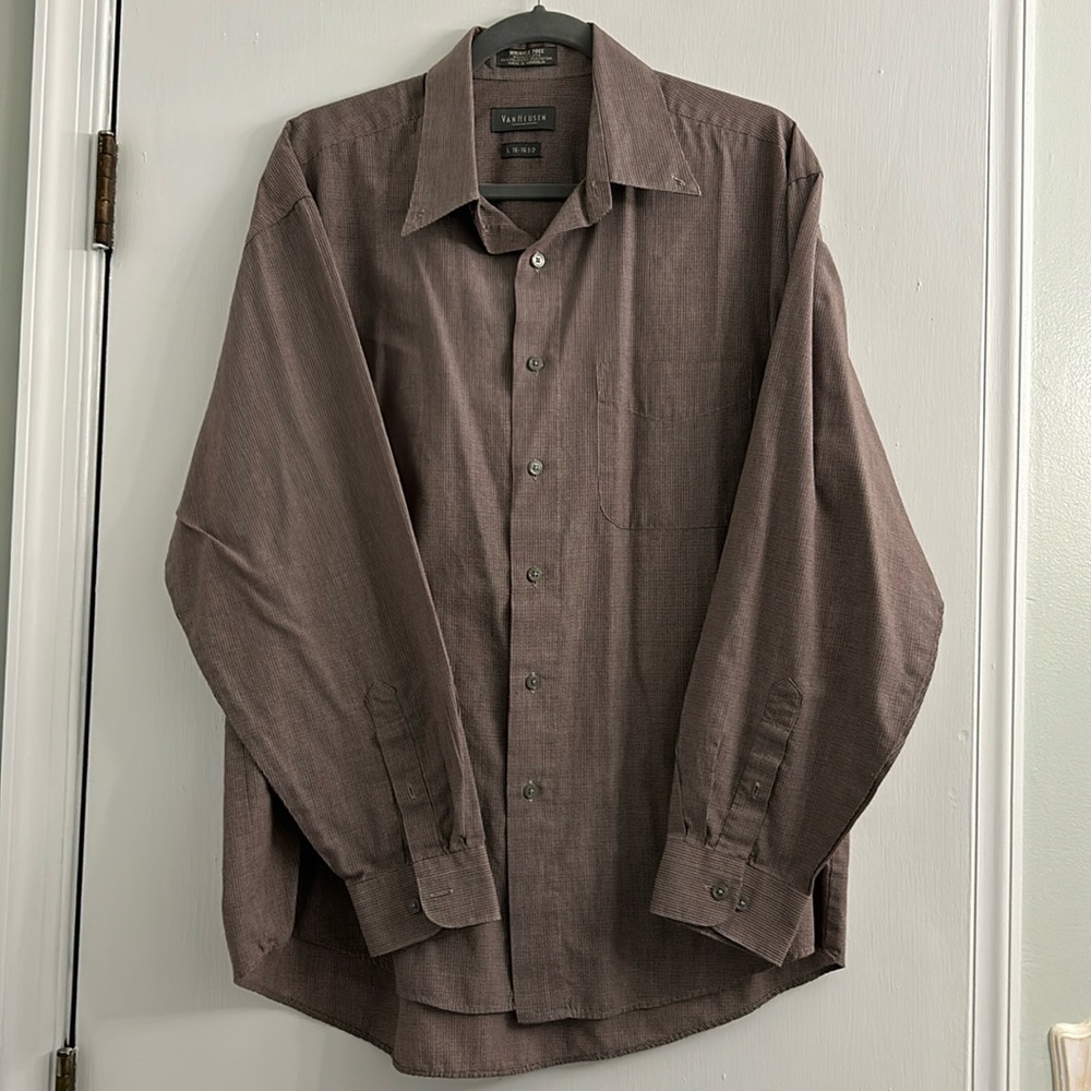 Mens Van Heusen button down, casual, long sleeve, dress shirt - size L